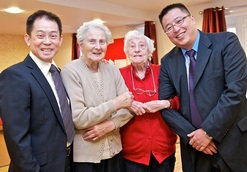 EachStep clients Flo Evans (left) and Beattie Hubbard (right) with members of the Singapore Delegation