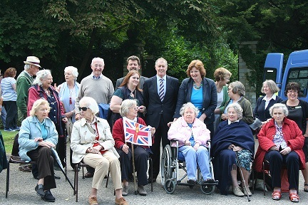 Football legend, Sir Geoff Hurst visits Amesbury Abbey Nursing Home 