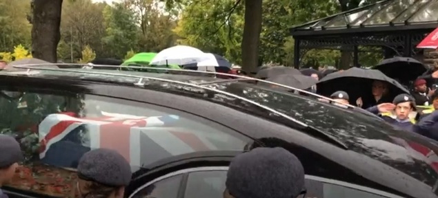 Hundreds of strangers pay tribute to war veteran Oswald Dixon at his funeral