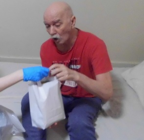 Resident receiving Amaya's 'little bag of love'. Credit: Woodlands View