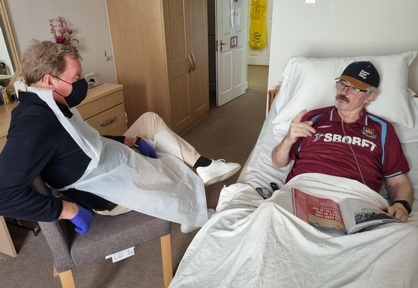 Talking all things football. Harry Redknapp and Frank McHale. Credit: Queensmount Care Home.