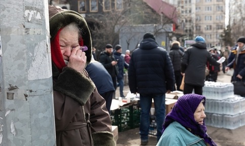 9 March 2022: Irpin residents flee homes as Russian troops bomb the Ukrainian city. Credit: Drop of Light/ Shutterstock