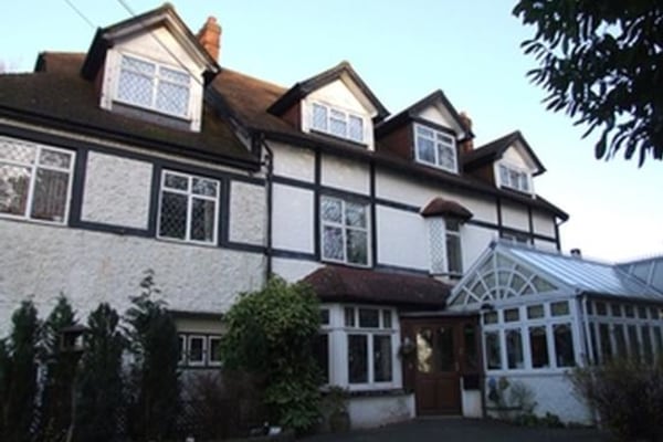 Warren Court, 5 Warren Road