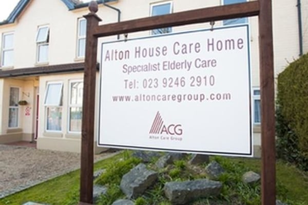 Alton House Care Home 37 St Leonards Avenue Hayling Island Hampshire Po11 9bn 7 Reviews