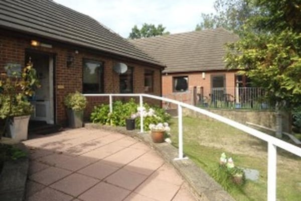 Conifers Care Home, Stryt Las