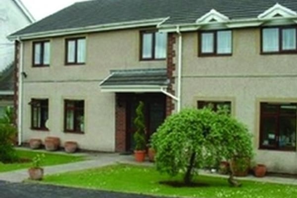 Cedar House, 6/10 Llys Gwynfryn