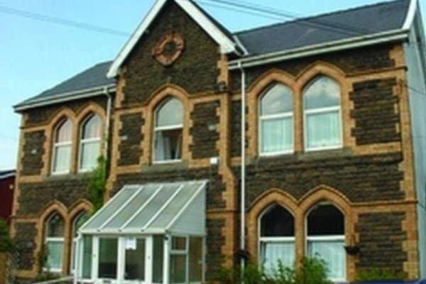 The Willows, 6/10 Llys