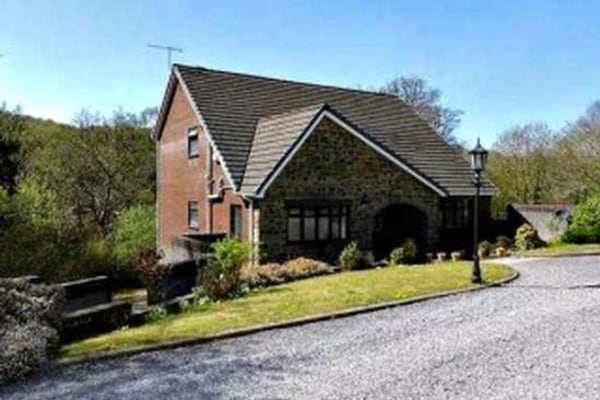 Glan Y Felin, 3 Commercial Road