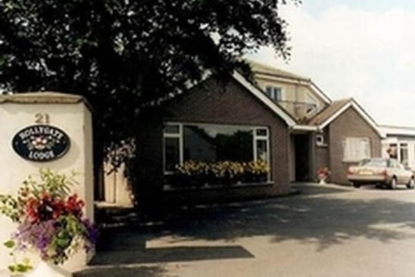 Hollygate Lodge, 21 Hollygate Park