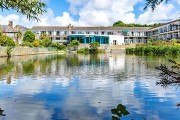 Barchester Lakeside Care Home, La Rue de la Commune