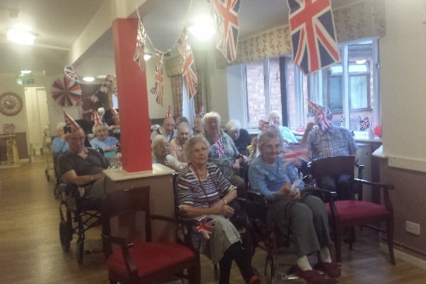 Ashfields Care Home 34 Mansfield Road Heanor Derbyshire De75 7aq 72 Reviews