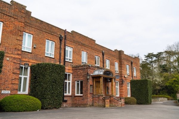 Abbey Chase Nursing Home Bridge Road Chertsey Surrey Kt16 8jw 27 Reviews