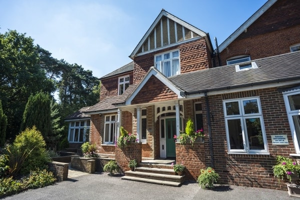 Moorlands Nursing Home Macdonald Road Lightwater Surrey Gu18 5us 34 Reviews