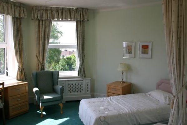 Ampersand House Care Home Parsonage Lane Rochester Kent Me2 4hp 2 Reviews