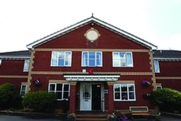 Rhosyn Melyn, Cefn Road