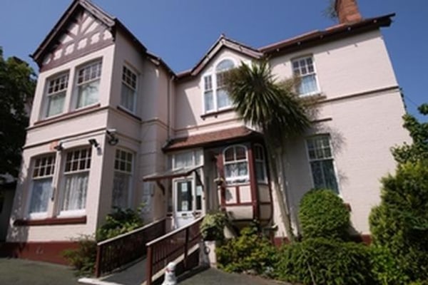 Pembroke House, 18 Coed Pella Road