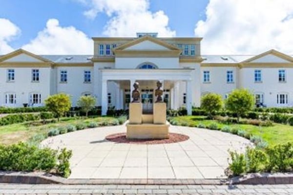 Barchester Lakeside Manor, La Rue de la Commune