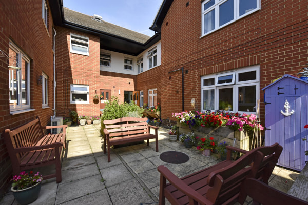 Cherry Tree Manor Care Home 8 Great Road Adeyfield Hemel Hempstead Hertfordshire Hp2 5lb 1 Reviews