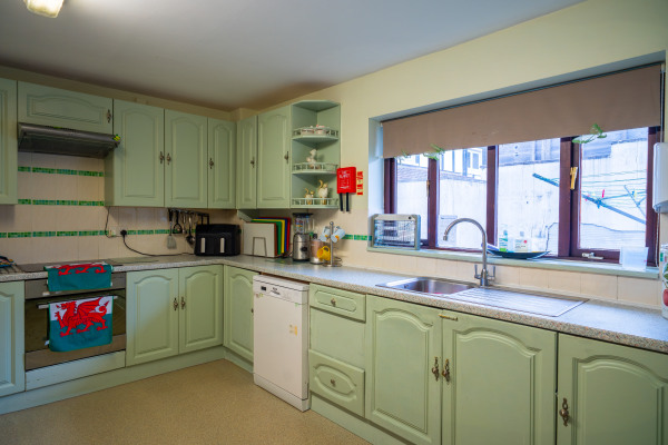 Luk Ros Bungalow, Blackwood, Caerphilly