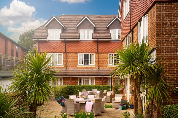 Hallmark Lakeview, Lightwater Road