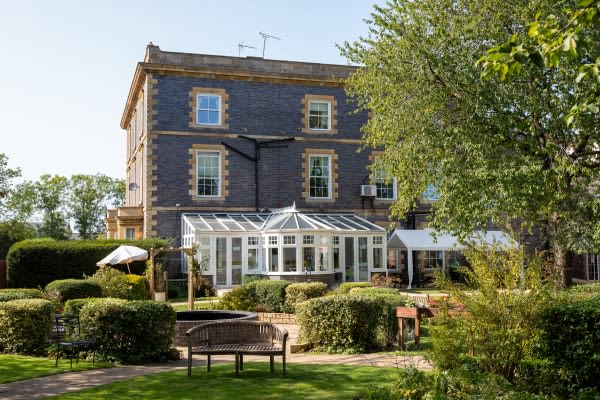 Quinton Gardens, Main Road