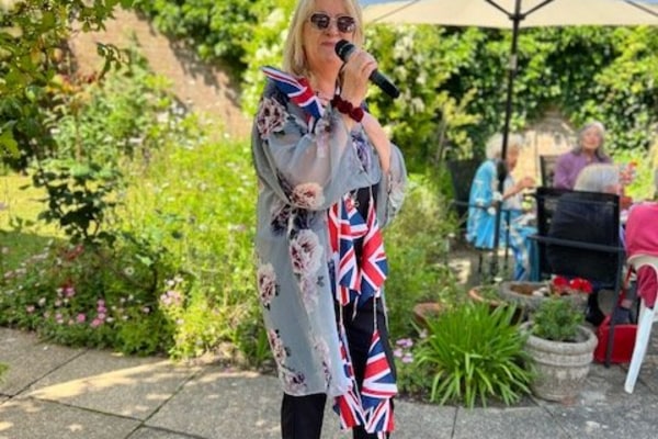 Karen Frances- Singer & Entertainer GU4 7JB