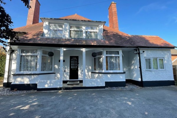 Famille House, 4 Station Road