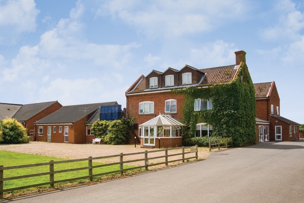 Oak Manor, Scarning