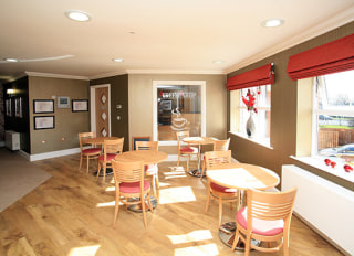 Oak Tree Lodge Care Home Oak Tree Drive Foundry Approach Gipton Leeds West Yorkshire Ls9 6bt 33 Reviews